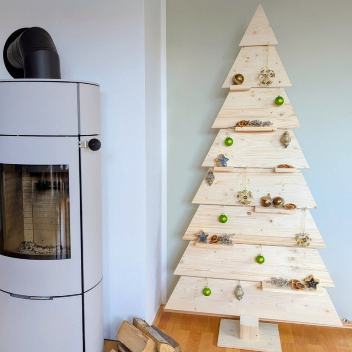 Weihnachtsbaum aus Holz: welcher passt zu Mietwohnung, Altbau oder Neubau? - Baumkrone