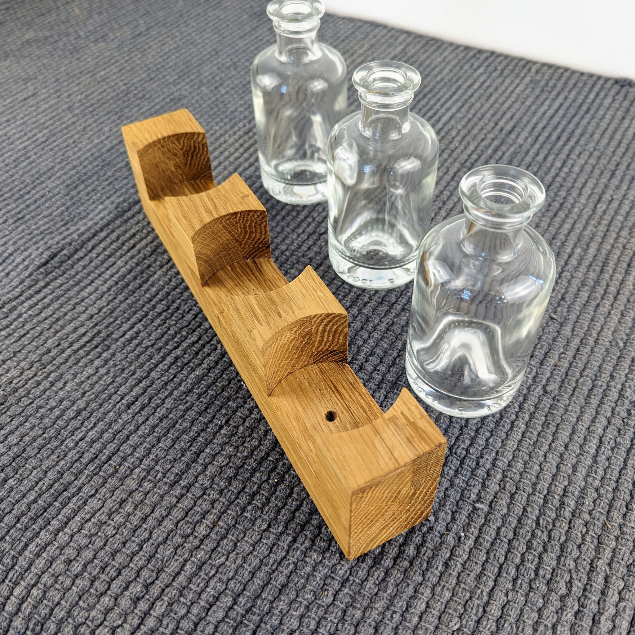 Tischvase: Eichenholzständer mit Apothekerfläschchen - Baumkrone