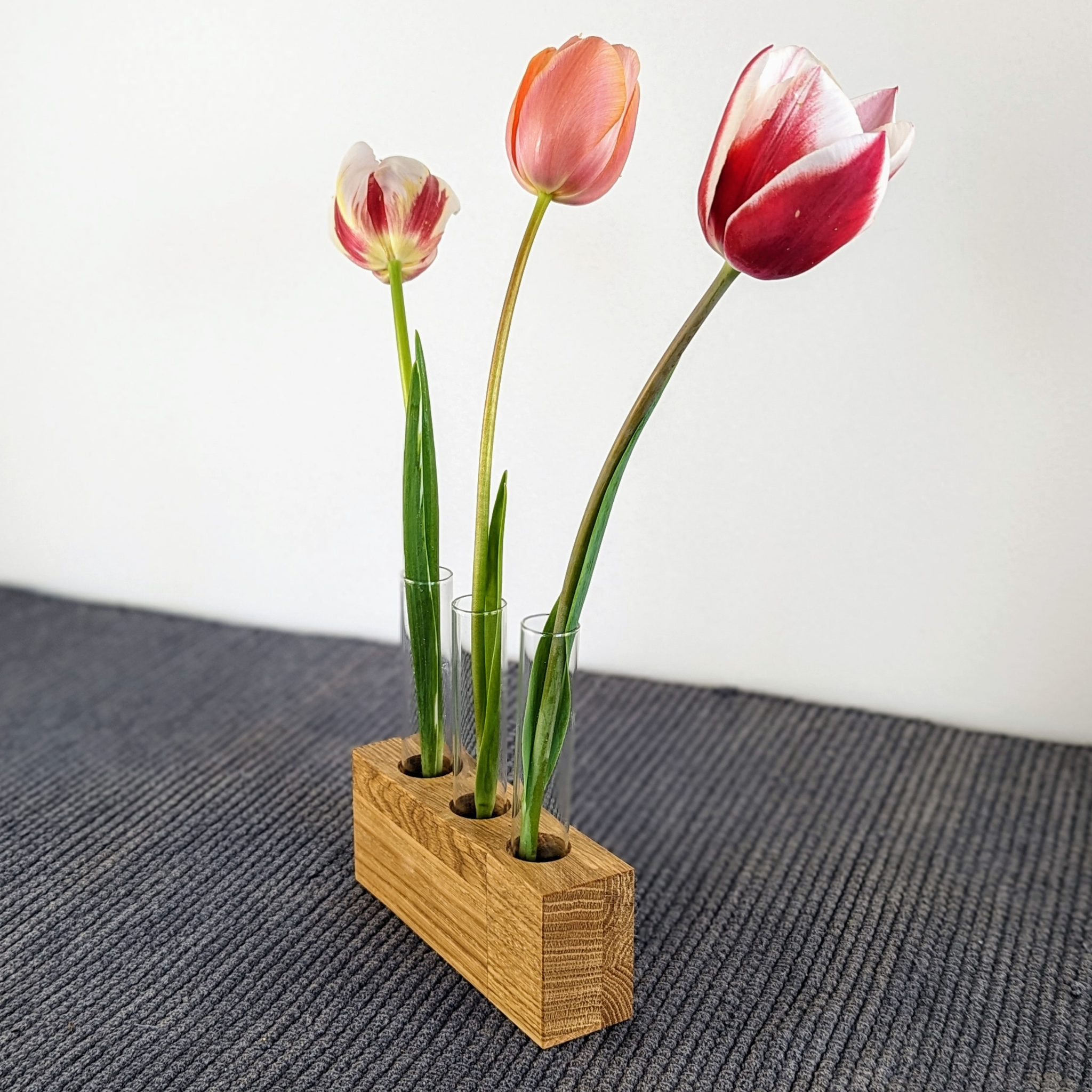 Blumenständer aus Eichenholz mit Glasvase