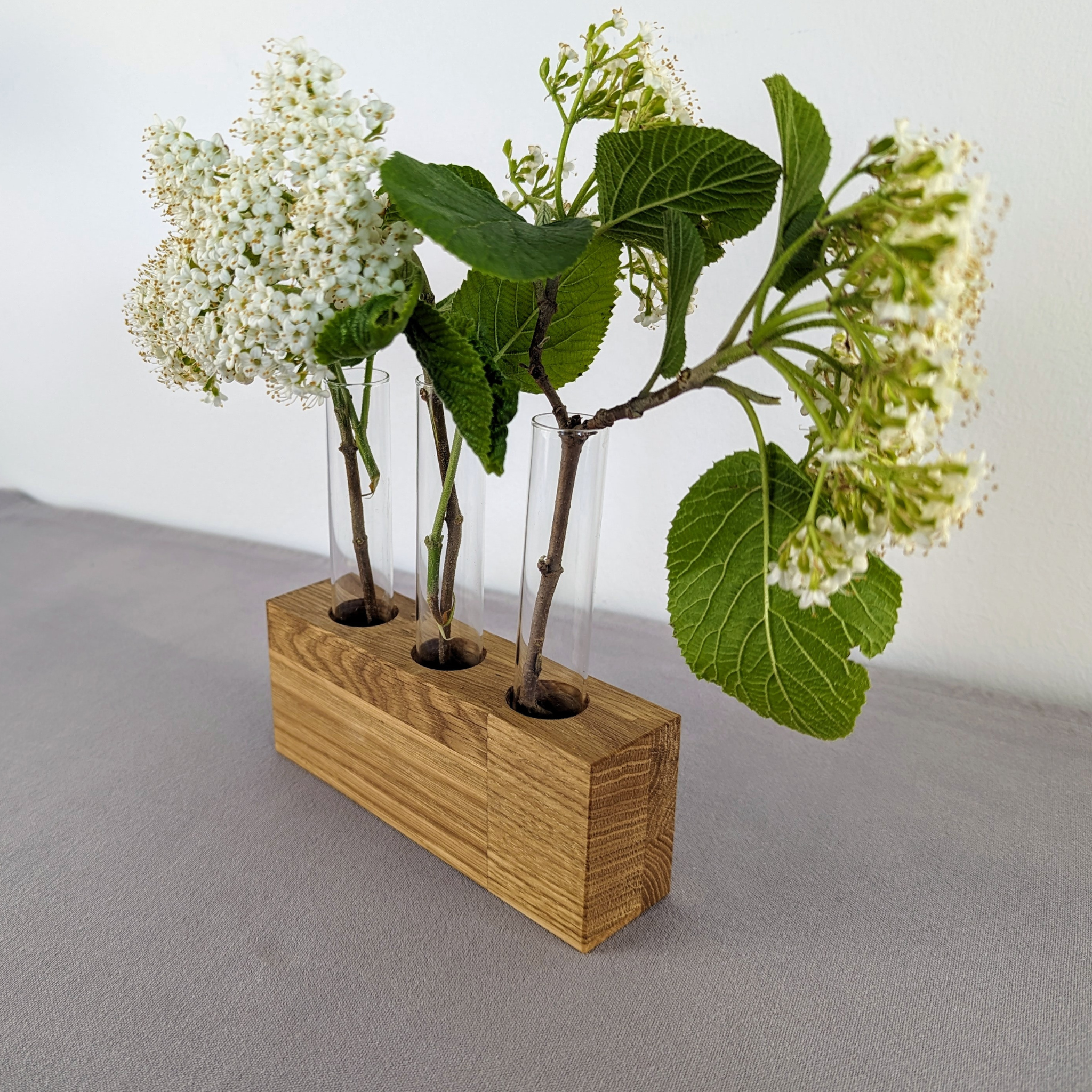 Blumenständer aus Eichenholz mit Glasvase