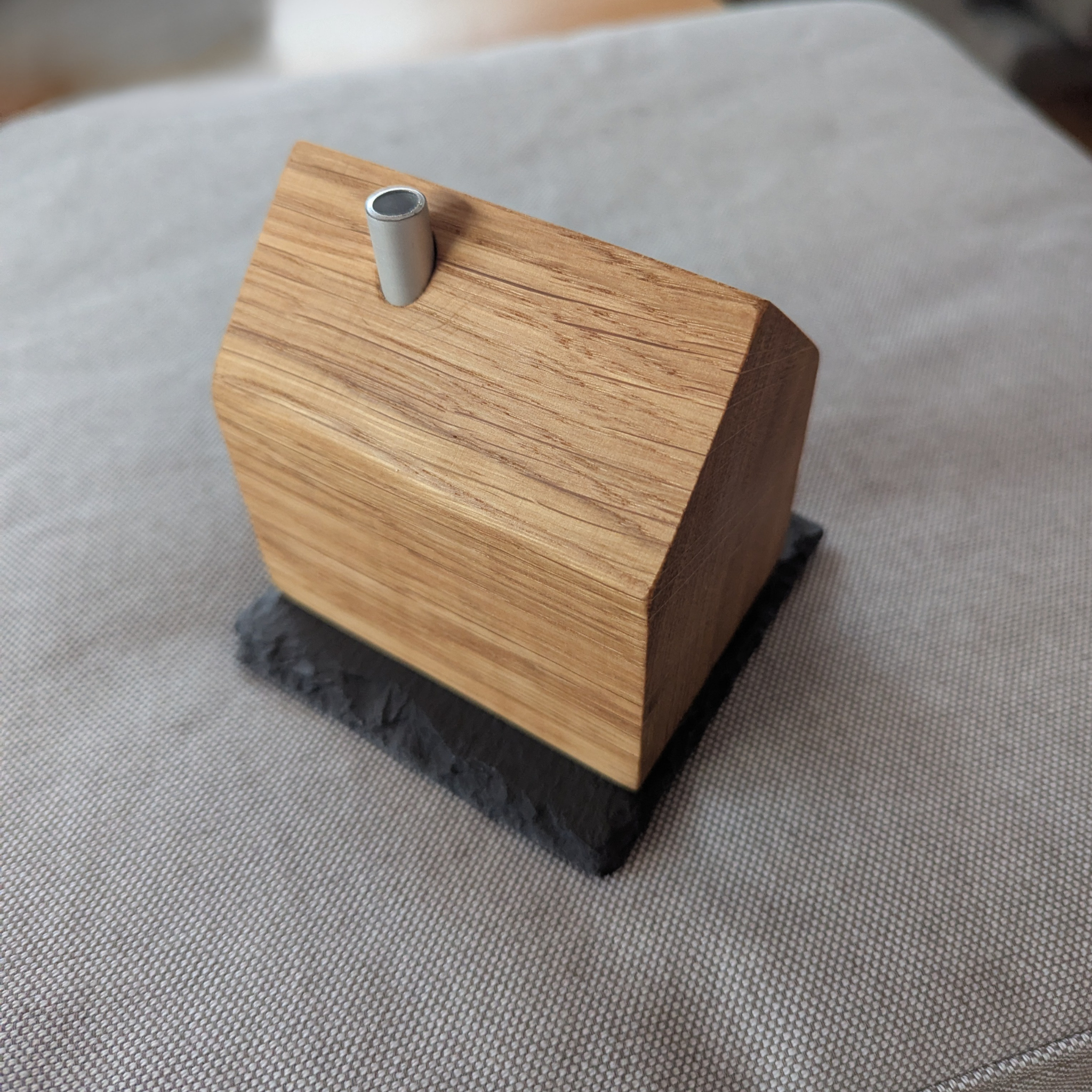 Hochwertiges Räucherhaus aus Eichenholz auf Schieferplatte - Baumkrone