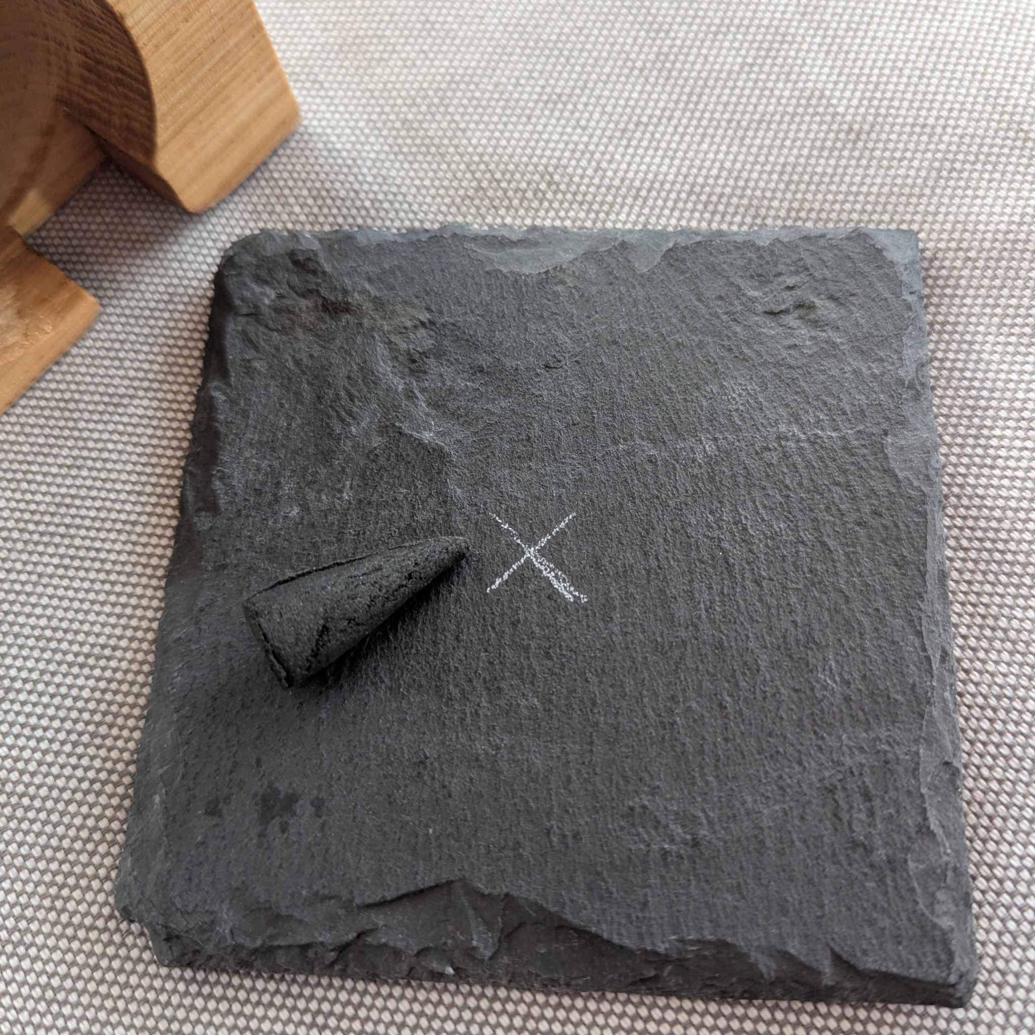 Hochwertiges Räucherhaus aus Eichenholz auf Schieferplatte - Baumkrone