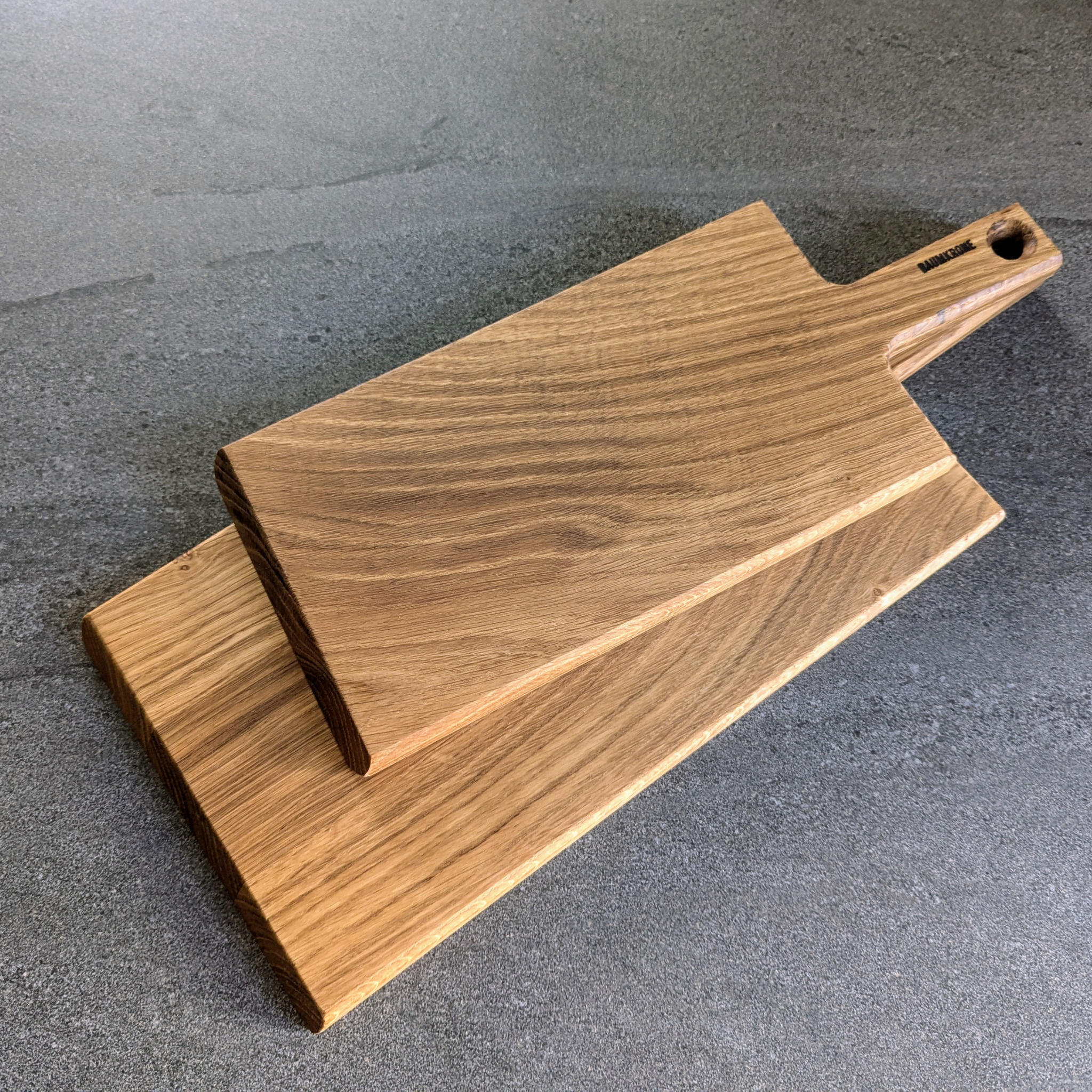 Servier- und Schneidebrett mit Griff aus Eichenholz - Baumkrone