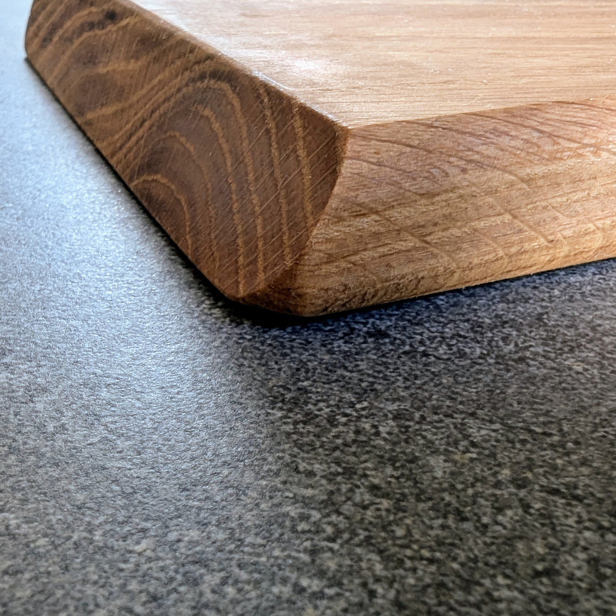 Servier- und Schneidebrett mit Griff aus Eichenholz - Baumkrone