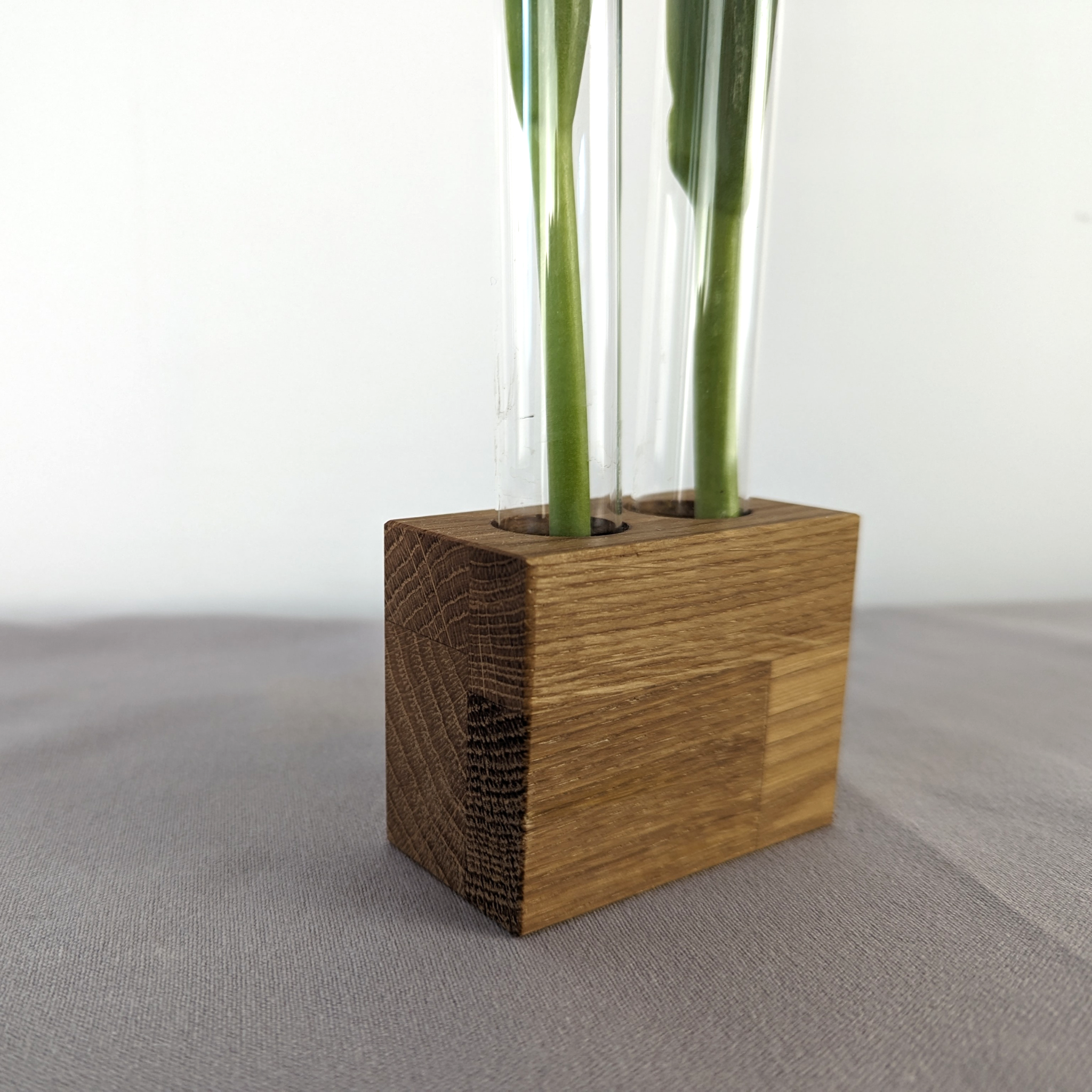 Blumenständer aus Eichenholz mit Glasvase