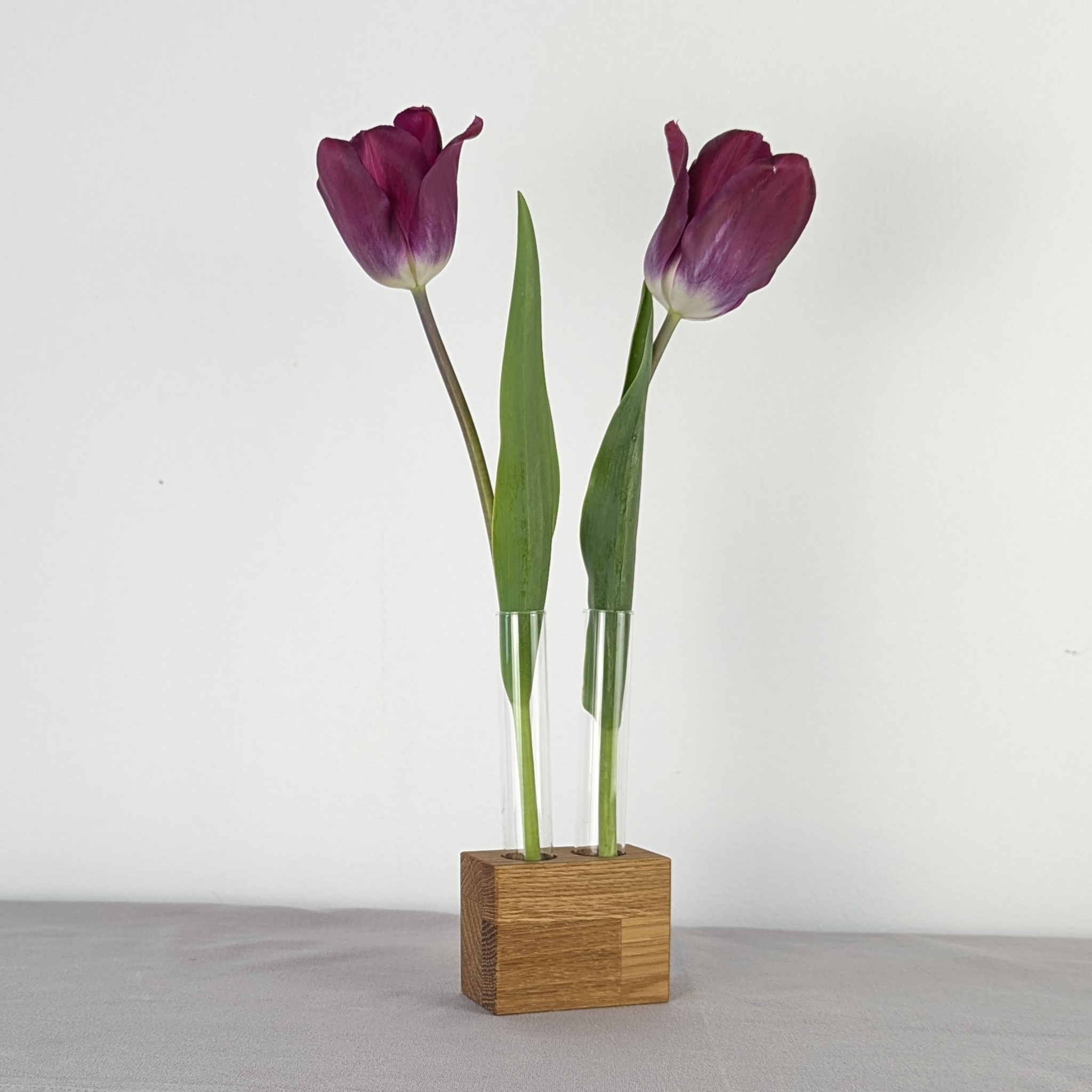 Blumenständer aus Eichenholz mit Glasvase