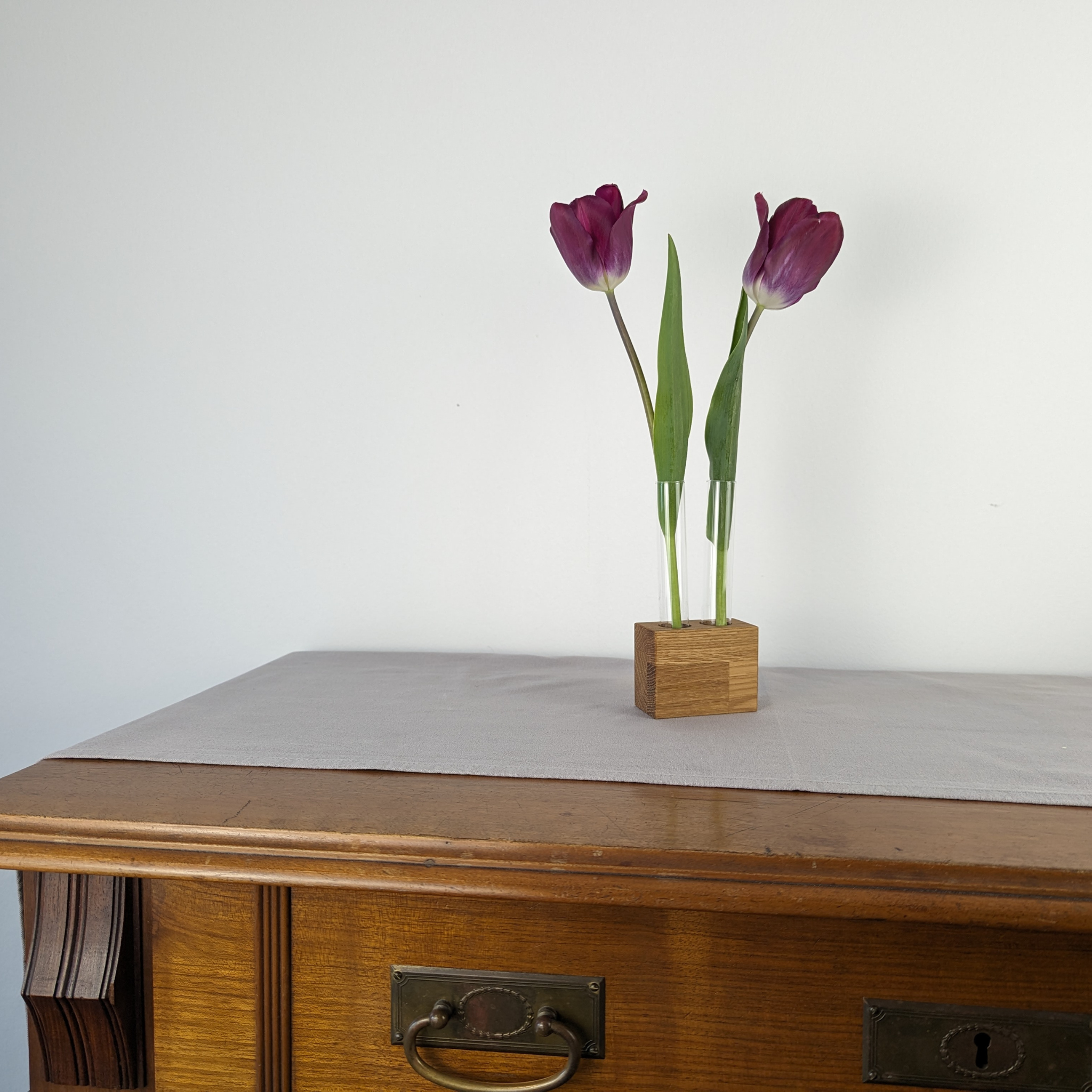 Blumenständer aus Eichenholz mit Glasvase