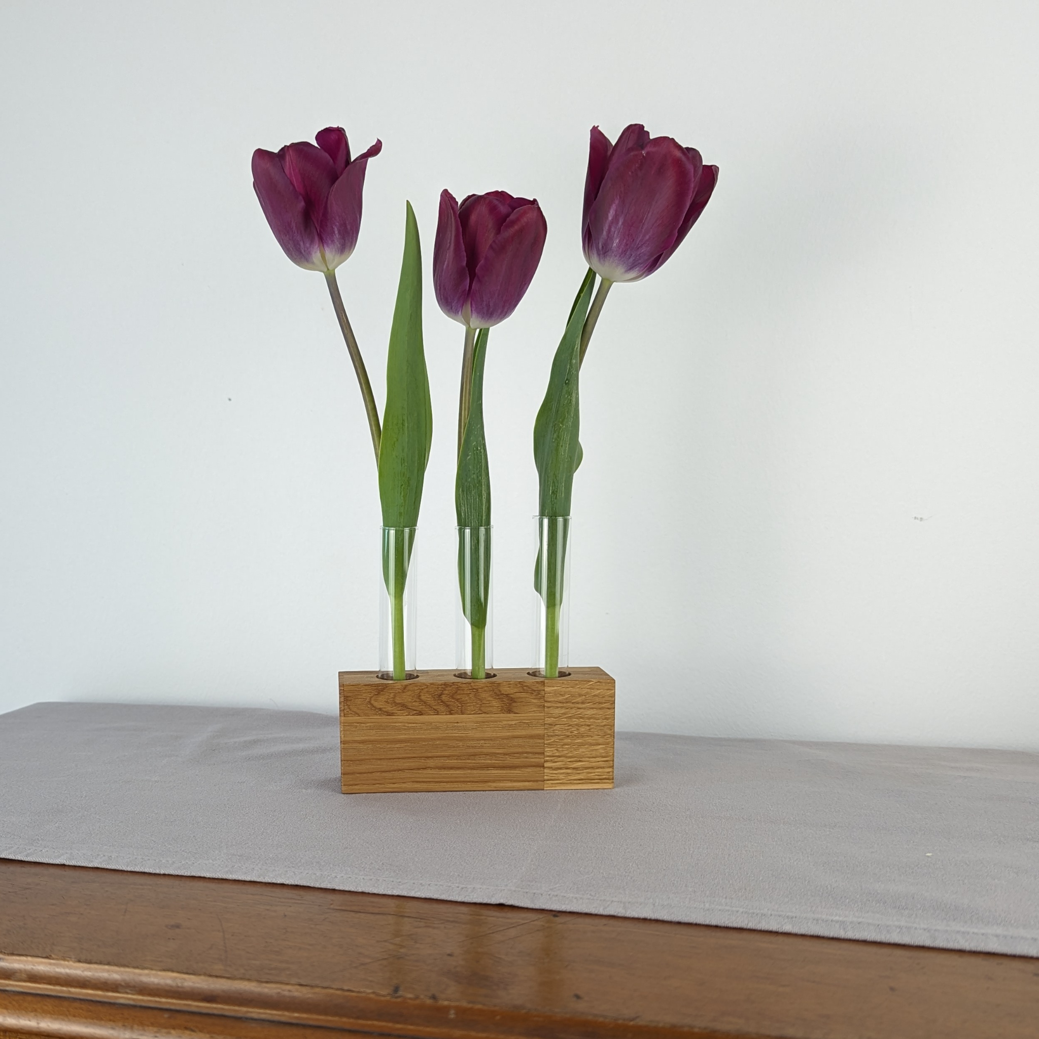 Blumenständer aus Eichenholz mit Glasvase