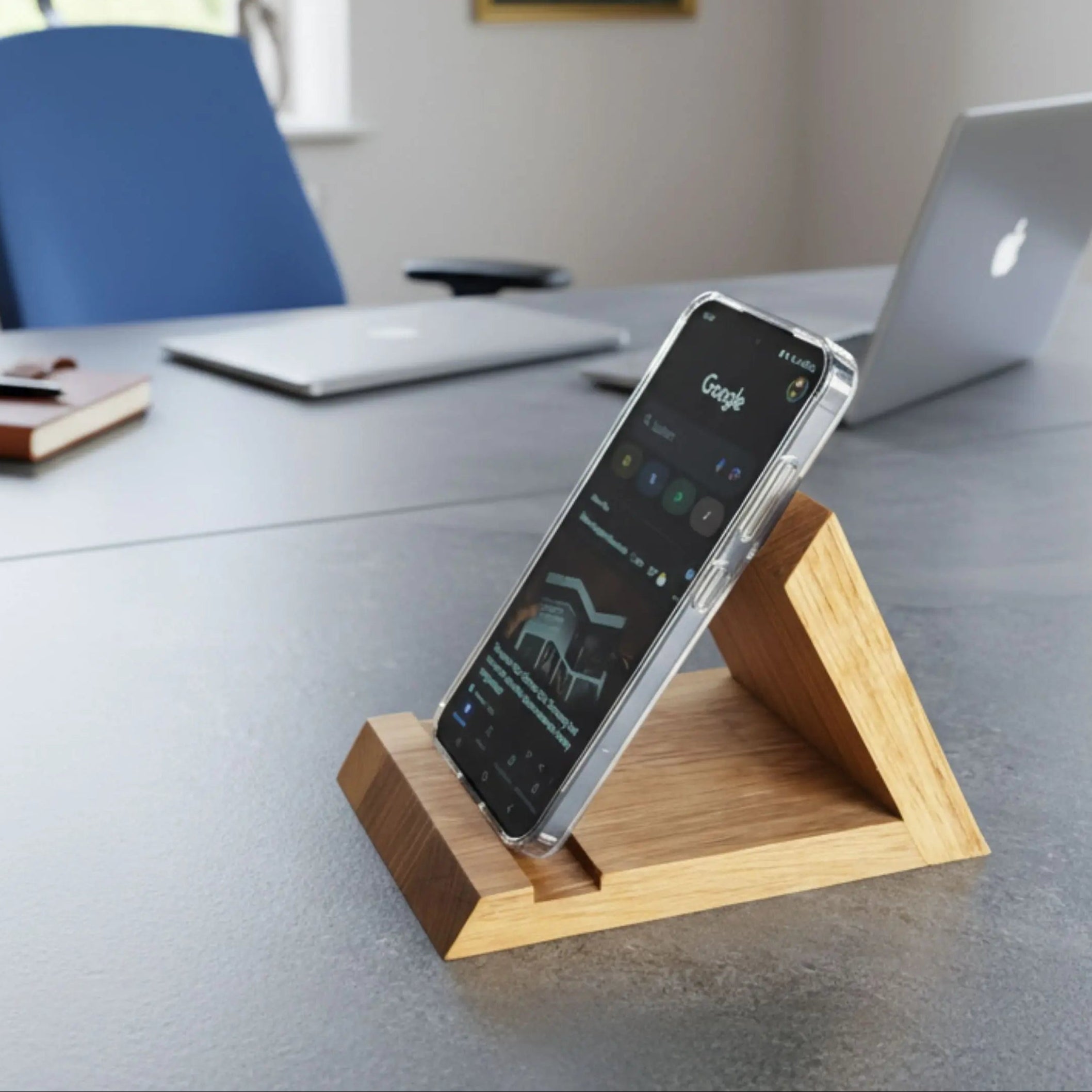Handyständer aus hochwertigem Eichenholz