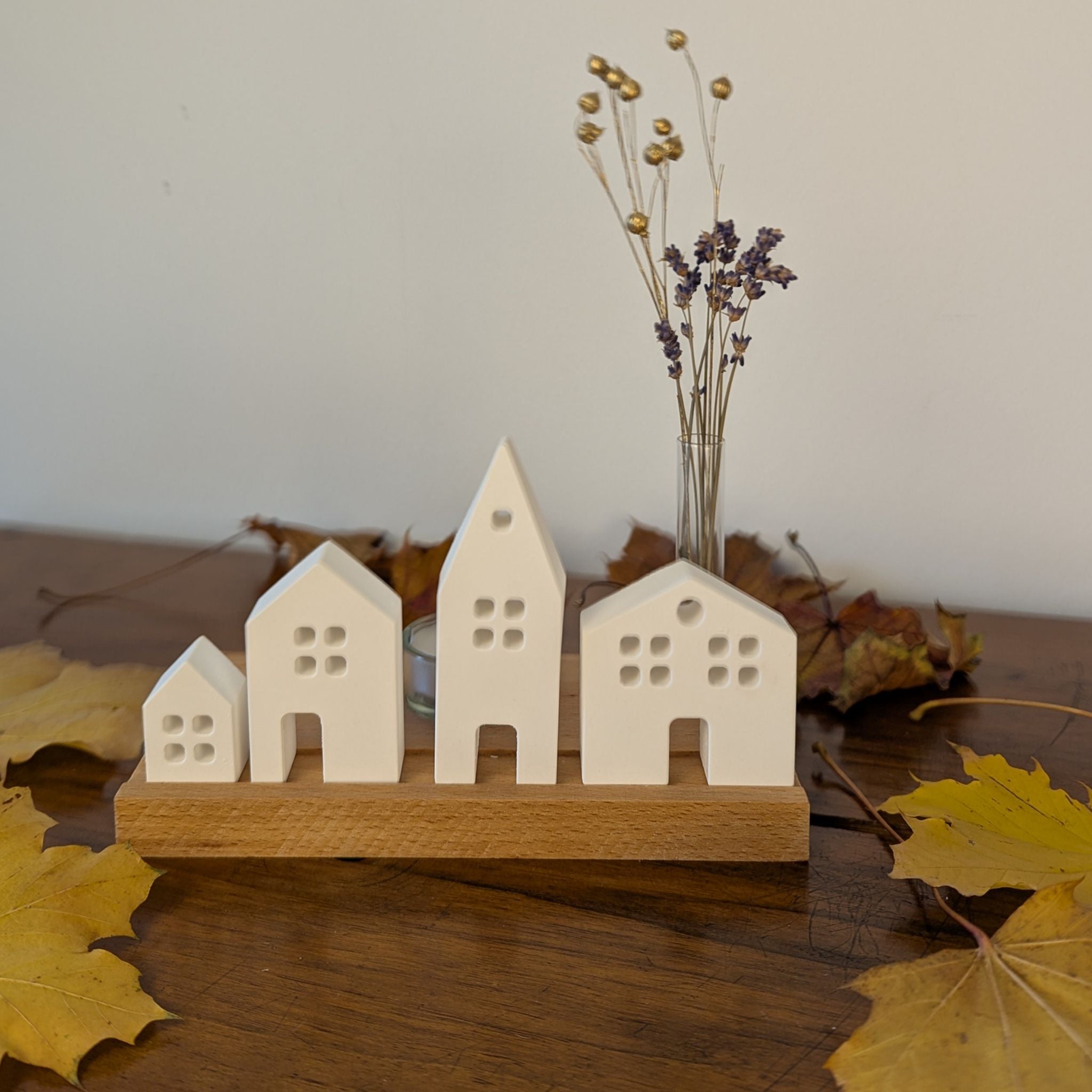 Keramik-Miniatur-Häuschen (4er-Set) mit Holzständer - Baumkrone