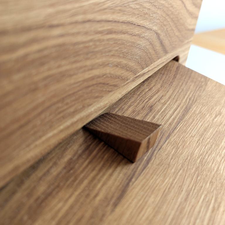 Flexibler Kochbuchständer aus massivem Eichenholz