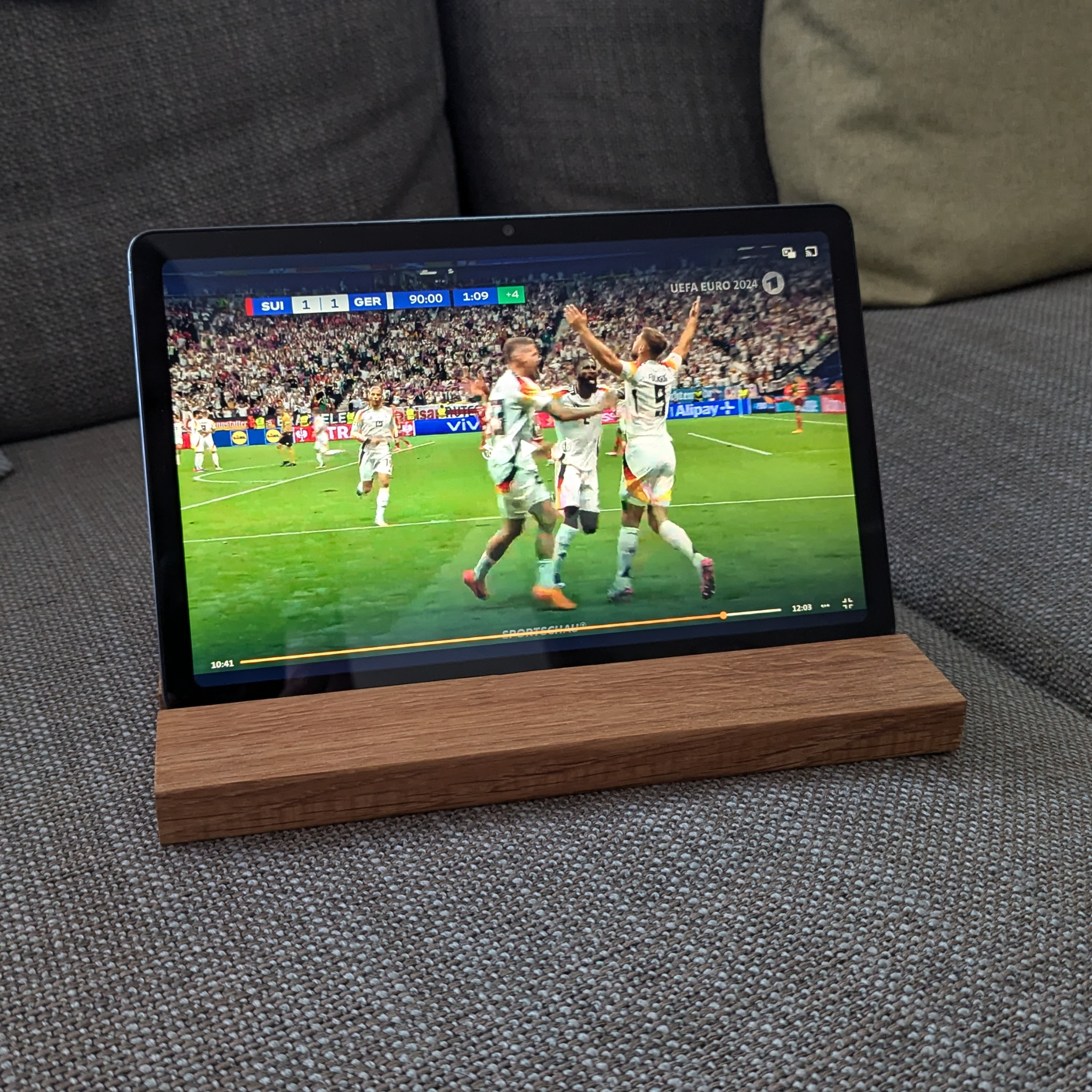 Eleganter Tablet-Ständer aus Eichenholz