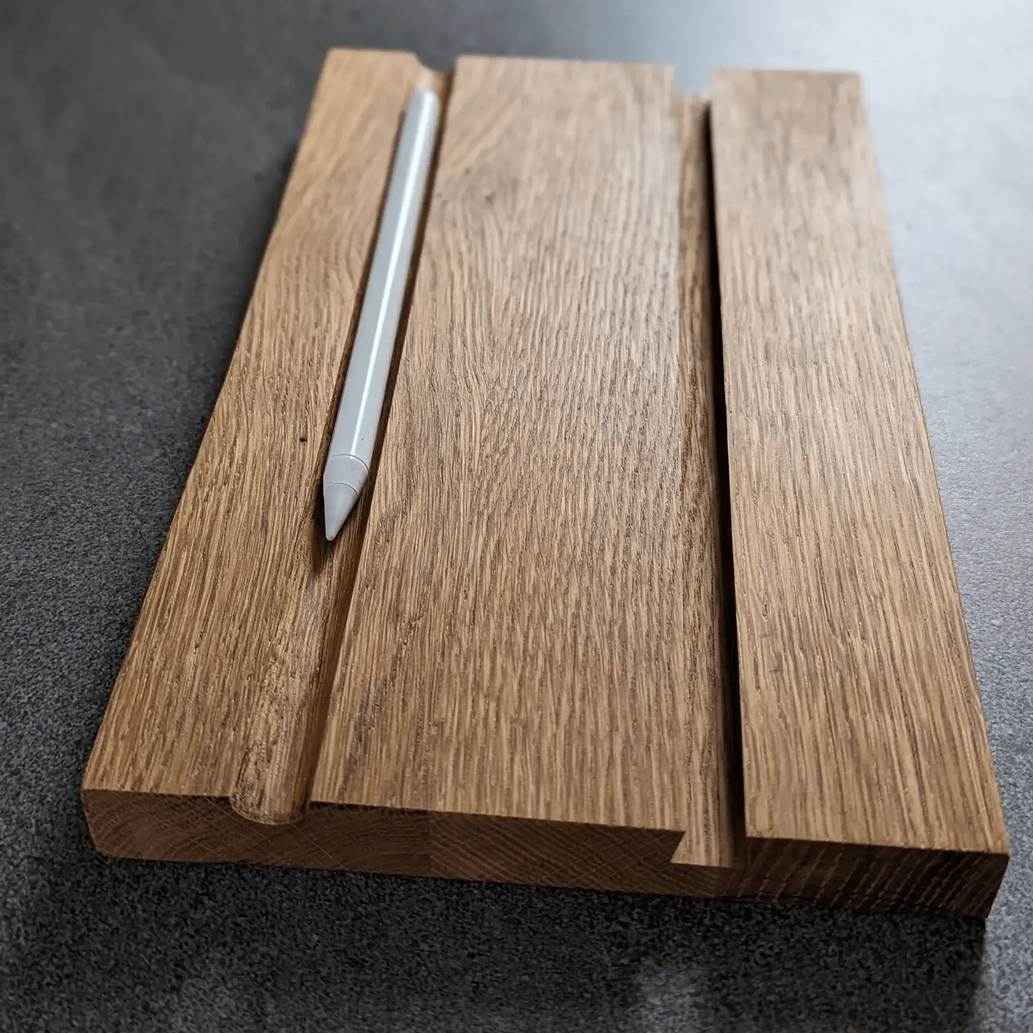 Eichenholz Tablet-Ständer mit Stift-Halterung – Wackelfrei & Ergonomisch - Baumkrone