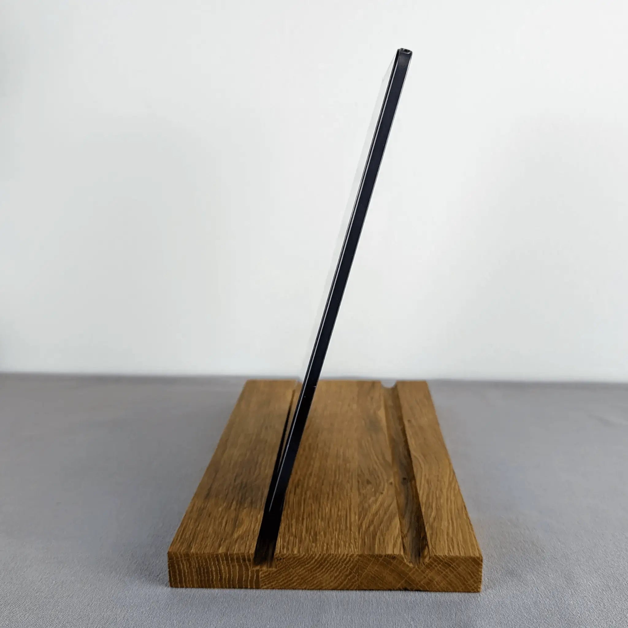 Eichenholz Tablet-Ständer mit Stift-Halterung – Wackelfrei & Ergonomisch - Baumkrone