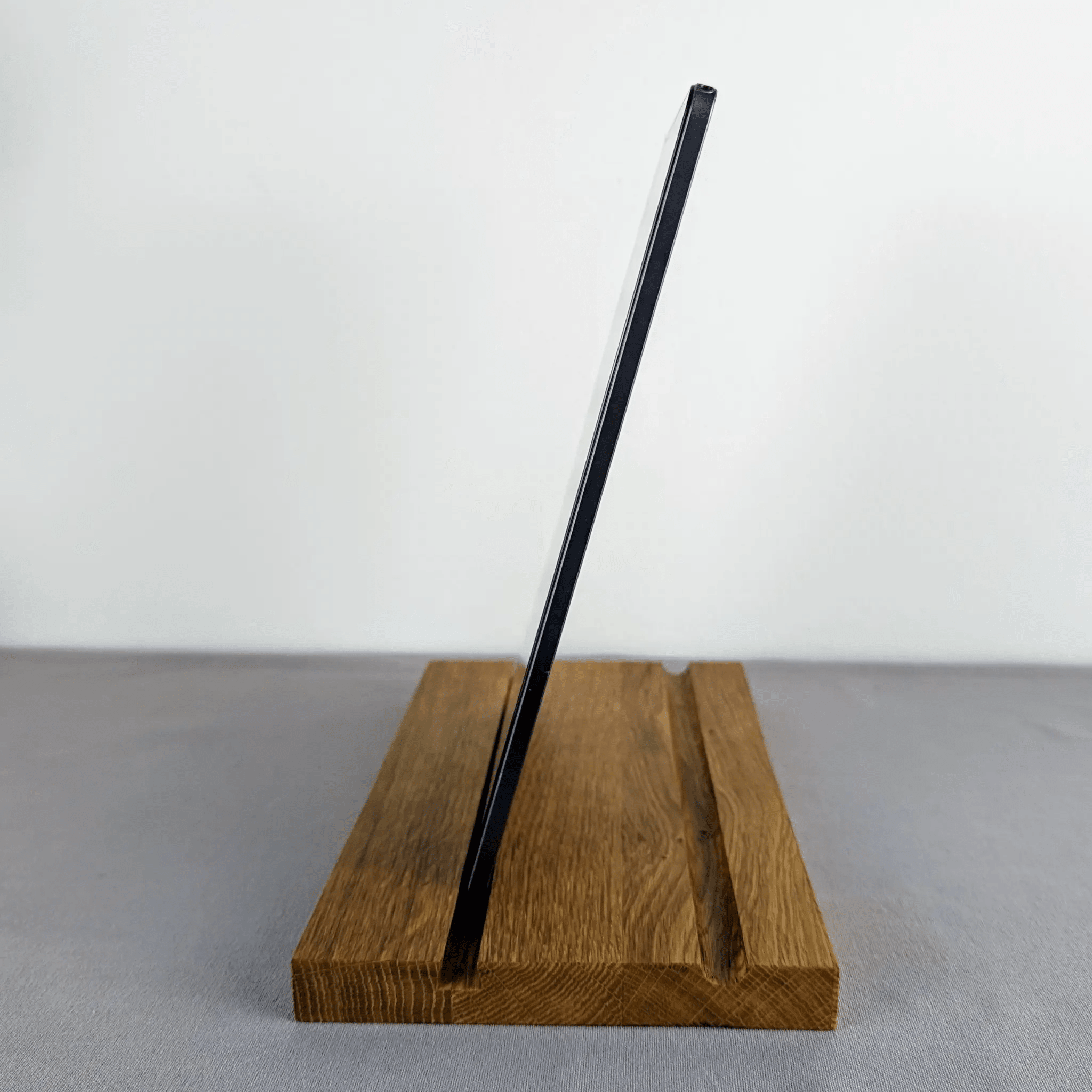Eichenholz Tablet - Ständer mit Stift - Halterung – Wackelfrei & Ergonomisch - Baumkrone
