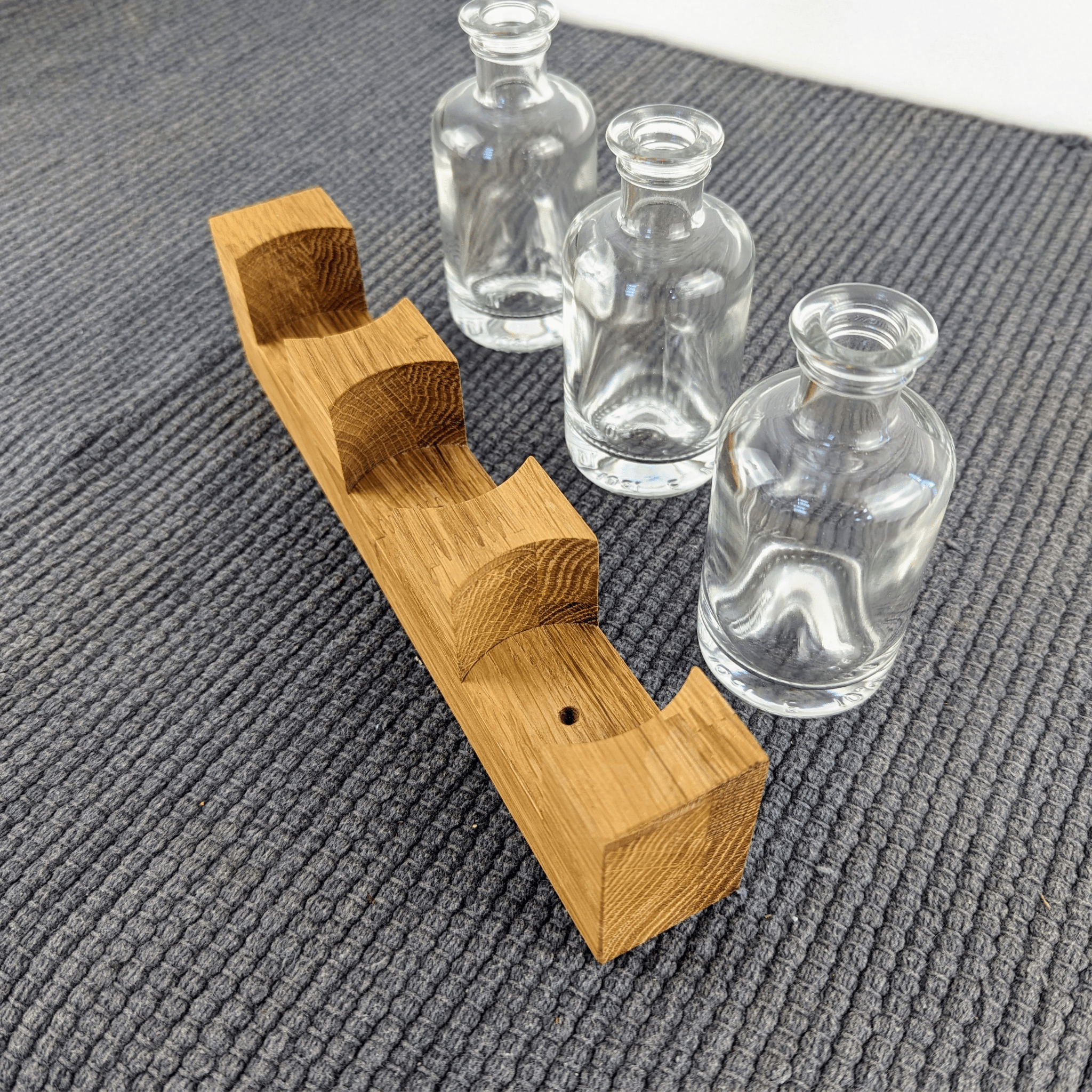 Tischvase aus Eichenholz mit Glasfläschchen – minimalistisches Wohnaccessoire - Baumkrone