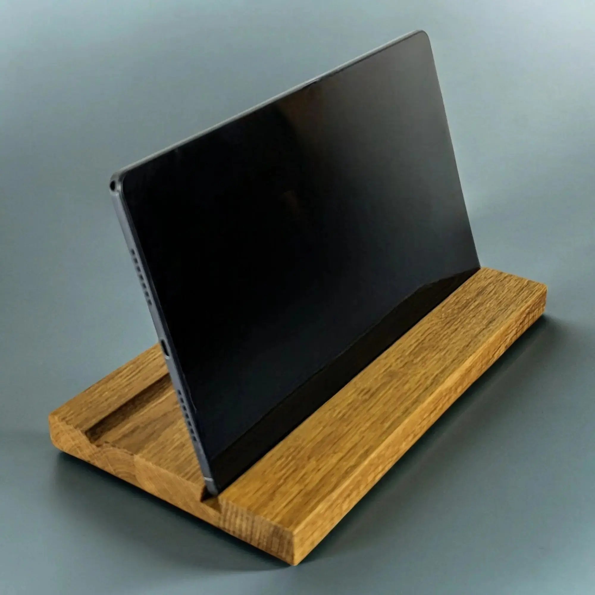 Eichenholz Tablet-Ständer mit Stift-Halterung – Wackelfrei & Ergonomisch - Baumkrone